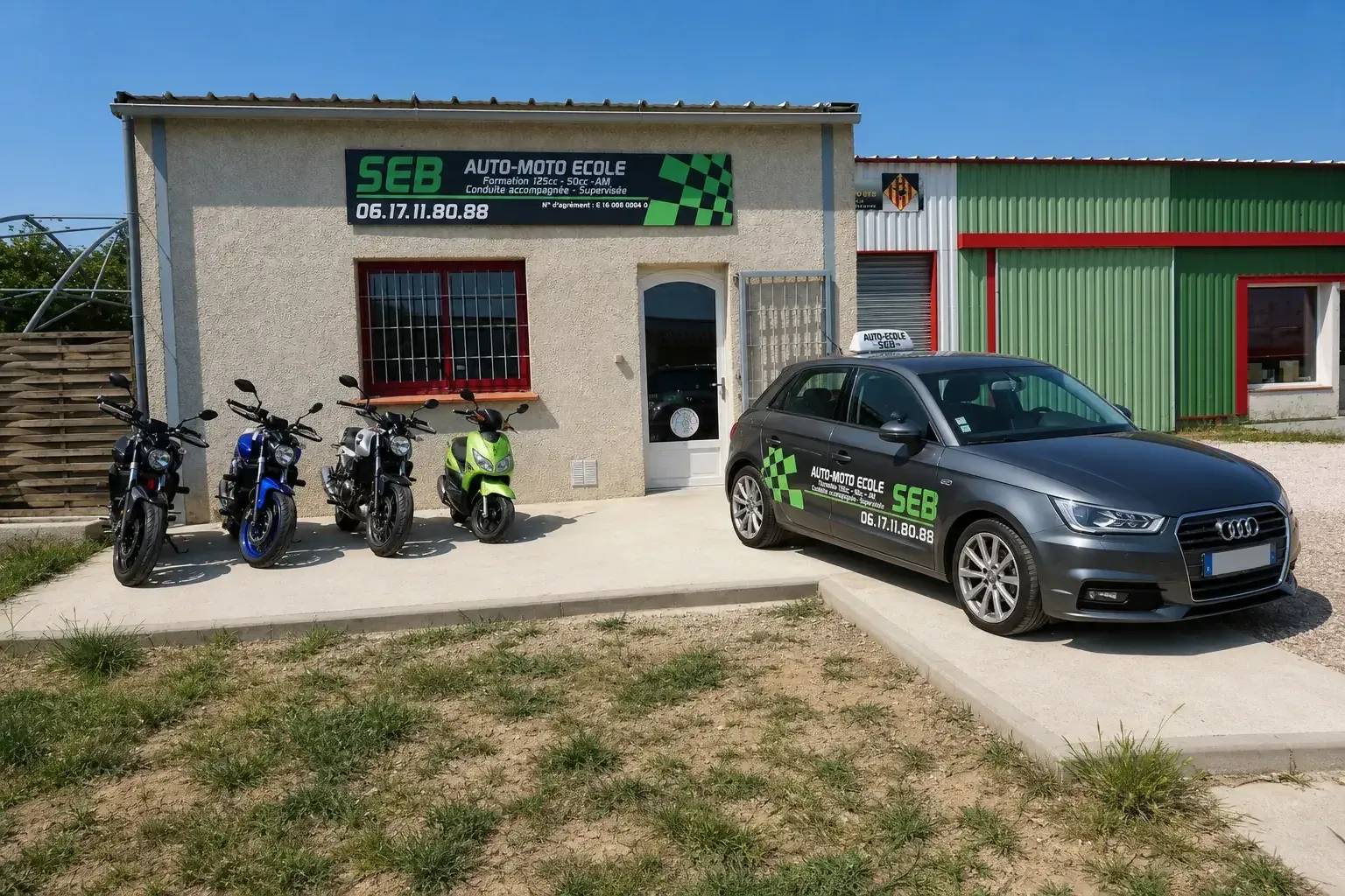 Motos et voiture école de Seb Auto Moto École devant l'agence de Pollestres
